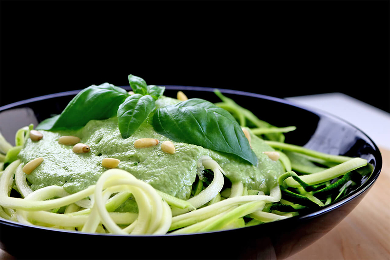 Zucchini Spaghetti mit cremigem Avocado-Pesto – roh vegan, gesund & lecker
