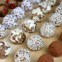 Einfache vegane Power Balls - gesund & zuckerfrei!