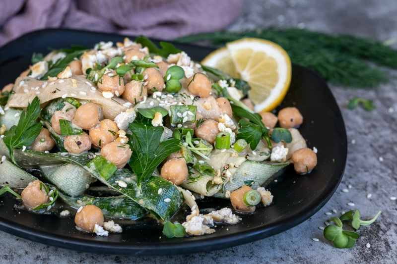 Veganes Gurkensalat Rezept mit Kichererbsen und Sesamdressing