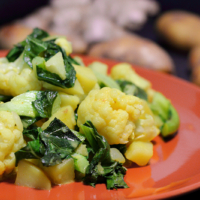 Köstliches veganes Blumenkohl Curry mit Kartoffeln in Kokosmilch