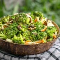 Köstlicher Brokkolisalat mit Sesamdressing - vegan & lecker!