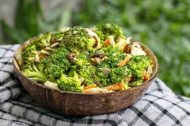 Köstlicher Brokkolisalat mit Sesamdressing - vegan &amp; lecker!