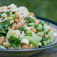 Veganes Gurkensalat Rezept mit Kichererbsen und Sesamdressing