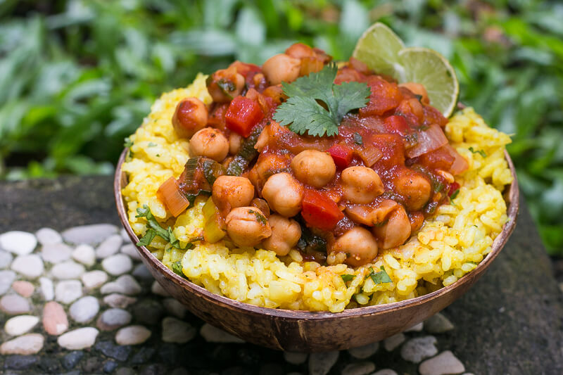 Veganer Kichererbseneintopf mit gelbem Reis - einfach, lecker & gesund