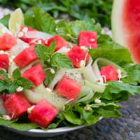 Köstlicher veganer Wassermelonensalat mit Rucola und Limettendressing