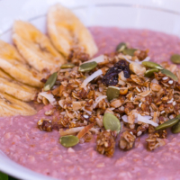 Veganes Porridge mit Beeren - einfach, lecker & gesund