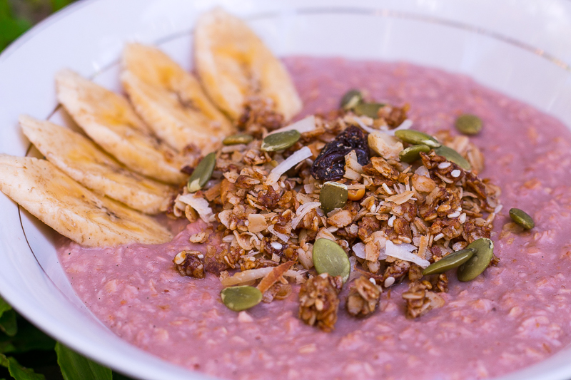 Veganes Porridge mit Beeren - einfach, lecker & gesund