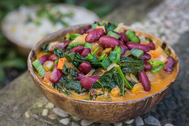 Würziges Bohnen Curry mit Schwarzkohl - vegan & lecker