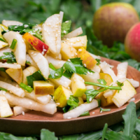 Veganer Rettichsalat mit Äpfeln und Sesam - lecker & einfach!