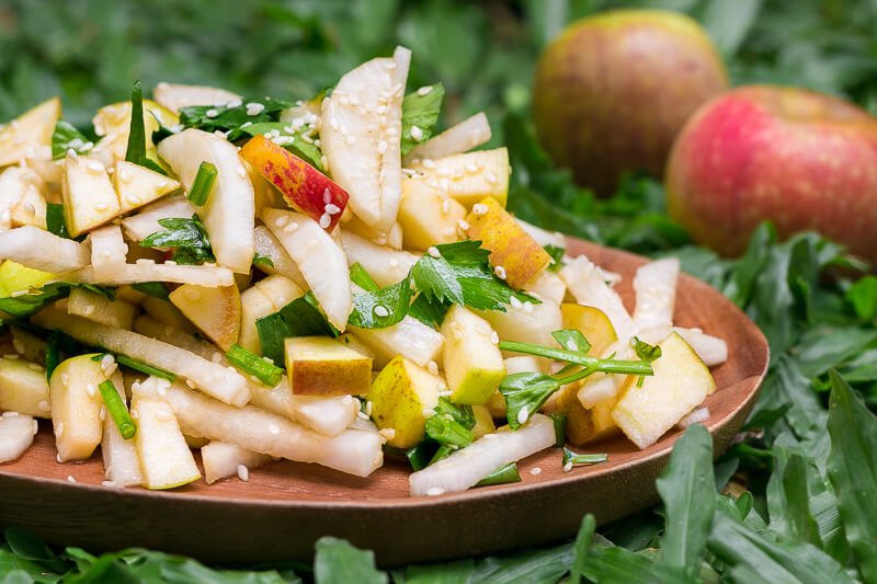 Veganer Rettichsalat mit Äpfeln und Sesam - lecker & einfach!