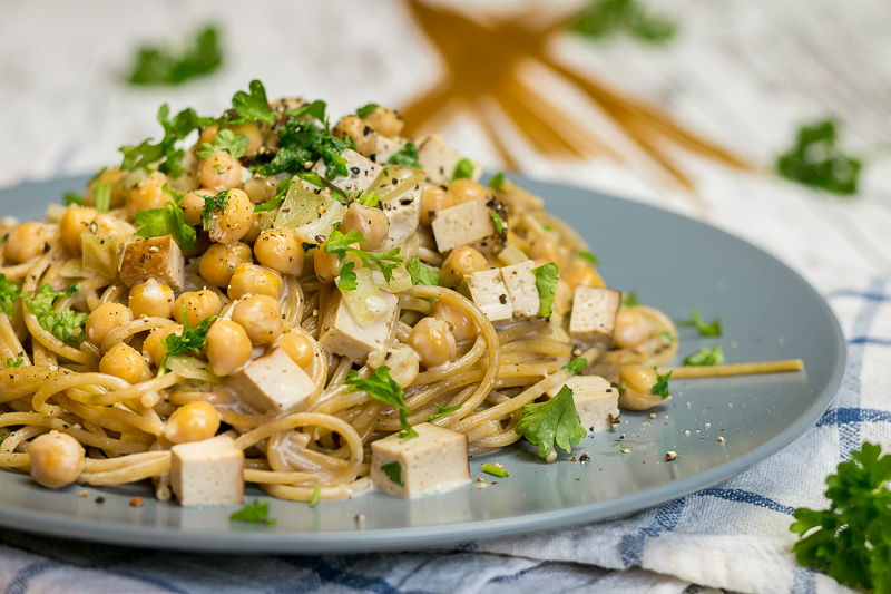 Vegane Carbonara mit Kichererbsen - lecker, cremig & nahrhaft