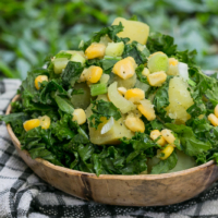 Einfacher veganer Grünkohlsalat mit (Süß-)Kartoffeln & Mais