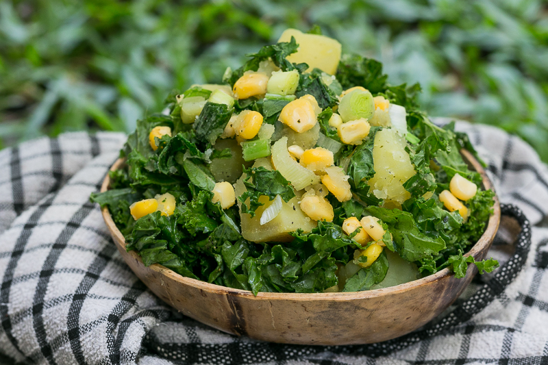 Einfacher veganer Grünkohlsalat mit (Süß-)Kartoffeln & Mais