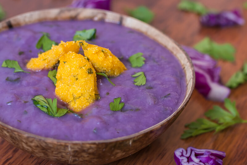 Rotkohlsuppe mit Polenta Nocken