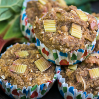 Super saftige Rhabarber Muffins - vegan, zuckerfrei & gesund