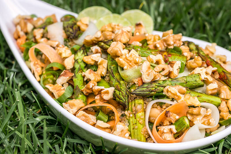 Einfacher veganer Spargelsalat mit Walnüssen - lecker & vollwertig