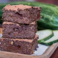 Vegane Brownies ohne Haushaltszucker – super saftig mit Zucchini!