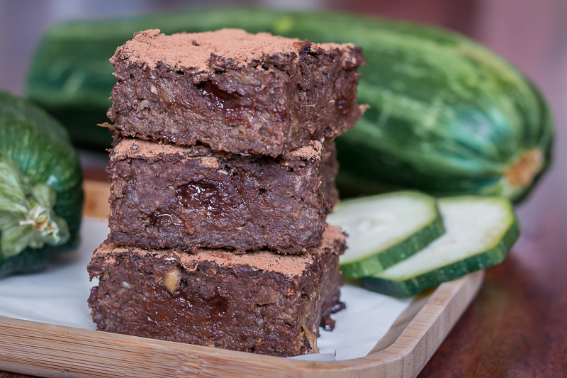 Vegane Brownies ohne Haushaltszucker – super saftig mit Zucchini!