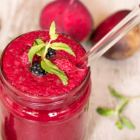 Fruchtiger Beeren Smoothie mit Rote Bete – lecker, vegan & gesund