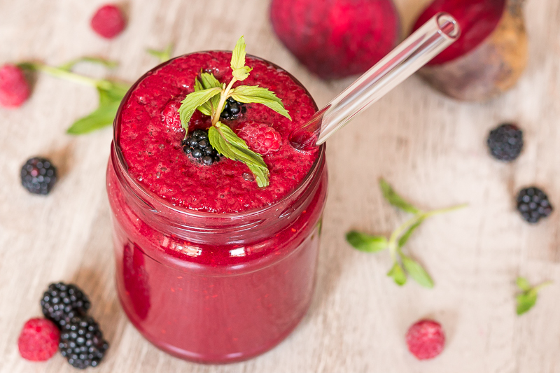 Fruchtiger Beeren Smoothie mit Rote Bete – lecker, vegan & gesund