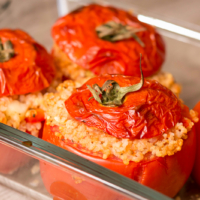 Gefüllte Tomaten aus dem Ofen mit Hirse – lecker, vegan & glutenfrei!