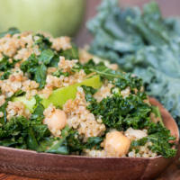 Veganer Quinoa Salat mit Grünkohl und cremigem Sesamdressing