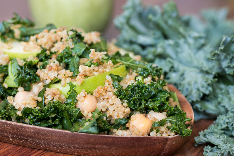 Veganer Quinoa Salat mit Grünkohl und cremigem Sesamdressing