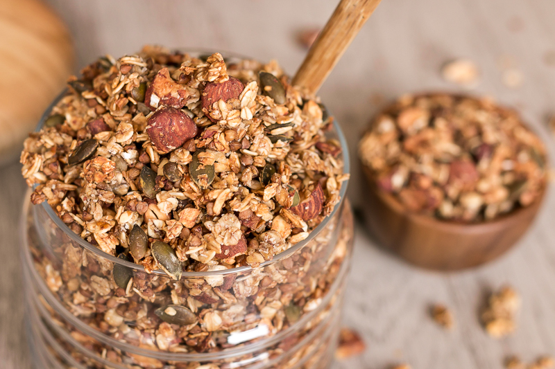 Granola selber machen – veganes Buchweizen Müsli mit Banane & Zimt