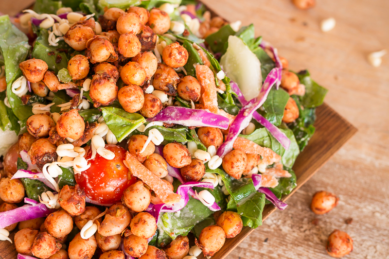 Köstliches veganes Salat Rezept mit gerösteten Kichererbsen