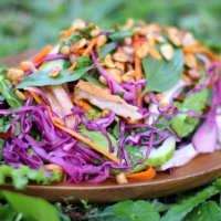 Köstlicher veganer Asia Salat mit Minze und Erdnüssen