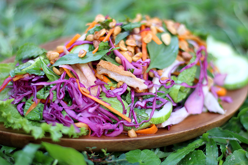 Köstlicher veganer Asia Salat mit Minze und Erdnüssen