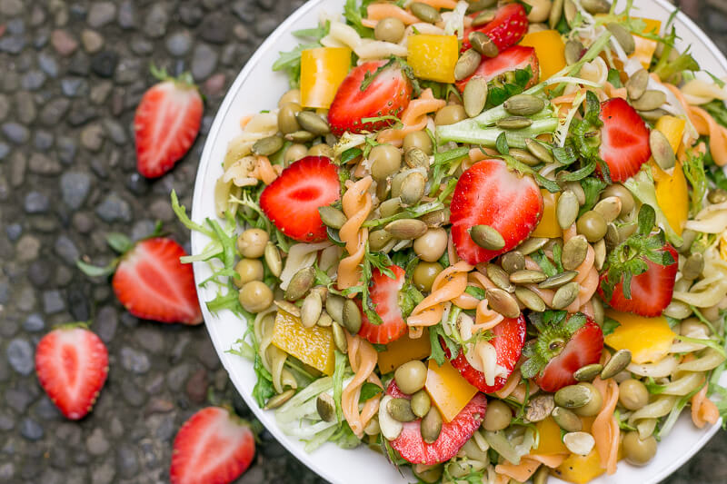 Schneller veganer Nudelsalat mit Erdbeeren und Erbsen