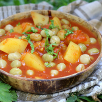 Veganes indisches Curry mit Kartoffeln und Erbsen (Aloo Matar)