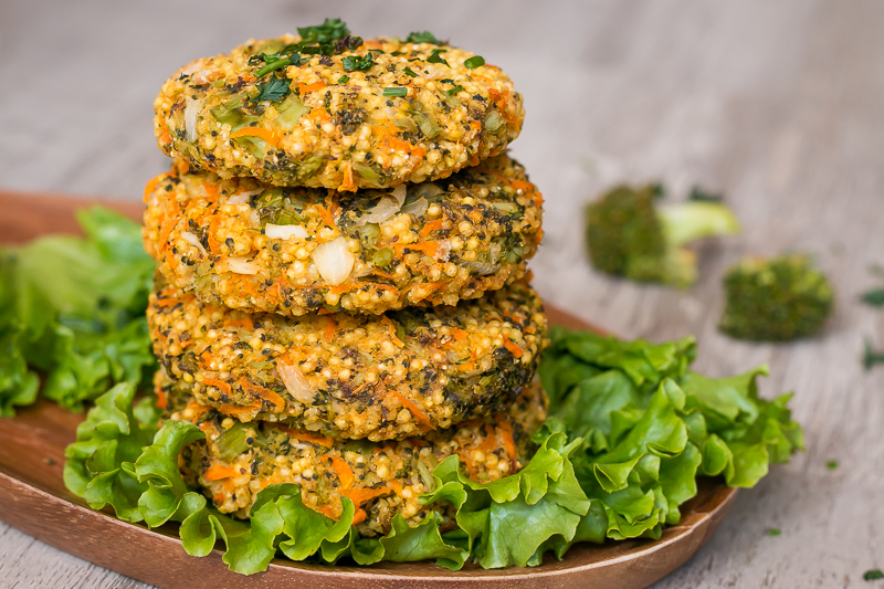 Vegane Hirse Bratlinge mit Brokkoli aus dem Ofen (nur 5 Zutaten)