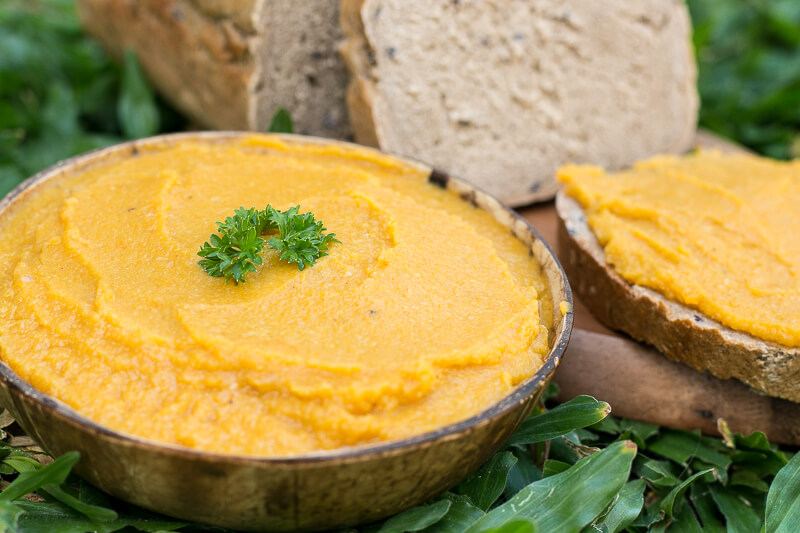 Veganen Brotaufstrich selber machen - mit Karotte & Sesam