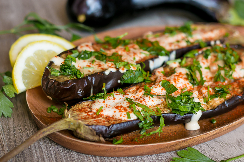 Gebackene Aubergine mit cremiger Sesamsoße – einfach, vegan & lecker