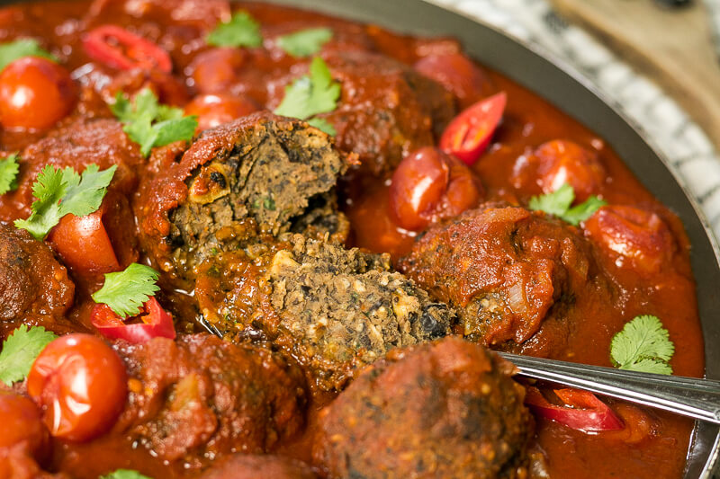 Leckere vegane Fleischbällchen Alternative (aus schwarzen Bohnen) in Tomatensoße