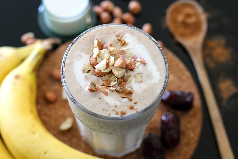 Himmlischer Bananen Shake mit Erdnuss & Kokos – vegan und zuckerfrei