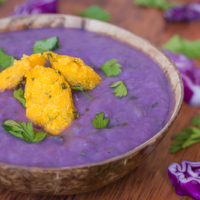 Vegane Rotkohlsuppe mit Polenta Nocken - einfach & lecker