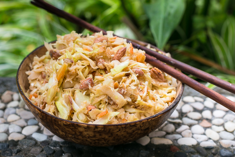 Veganes Krautsalat Rezept mit Erdnussdressing (Coleslaw Salat)