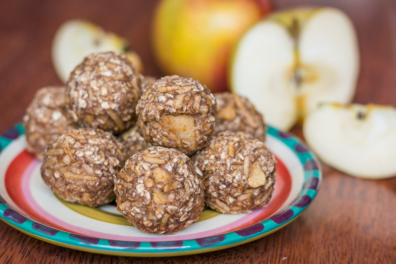 Zuckerfreie Apfel Energy Balls mit nur 4 Zutaten (vegan & ohne Nüsse)