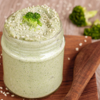 Cremiger Brokkoli Aufstrich mit Sesam – vegan, bunt & gesund