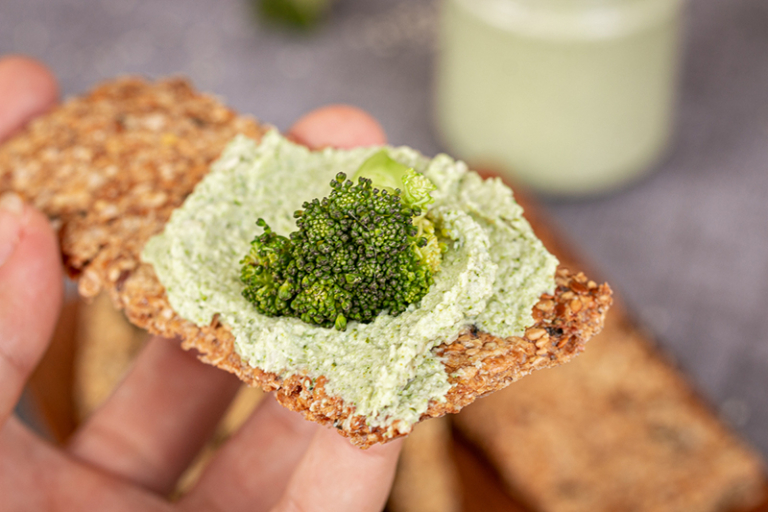 Cremiger Brokkoli Aufstrich mit Sesam – vegan, bunt &amp; gesund