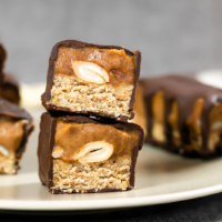 Schokoriegel selbst machen („Vegane Snickers“) – ohne Haushaltszucker!