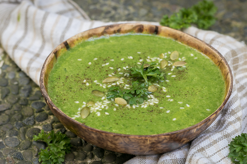 Vegane Erbsencremesuppe mit Spinat - lecker, cremig & gesund