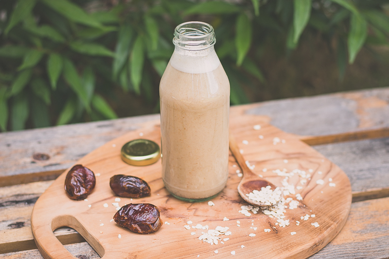 Hafermilch selber machen (aus nur 4 Zutaten) - vegan & zuckerfrei!