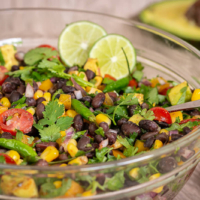 Leckerer Mexikanischer Salat mit schwarzen Bohnen – vegan & glutenfrei!