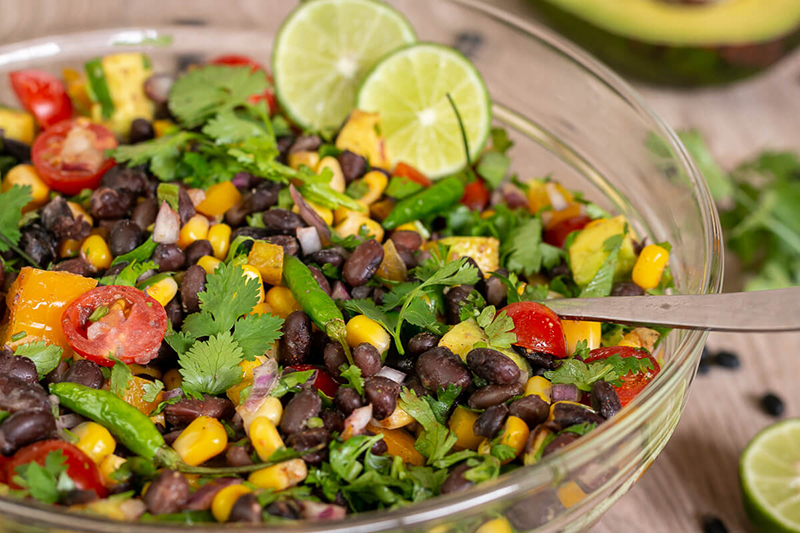 Leckerer Mexikanischer Salat mit schwarzen Bohnen – vegan &amp; glutenfrei!