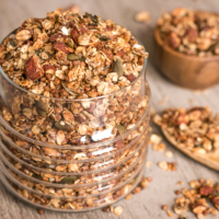 Granola selber machen – veganes Buchweizen Müsli mit Banane & Zimt