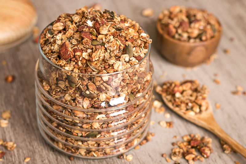 Granola selber machen – veganes Buchweizen Müsli mit Banane & Zimt